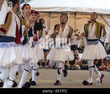 Ohio, USA. Il 30 agosto, 2014. Tradizionale greco ballerini eseguono durante il 2014 Columbus Festival greco. Credito: Brent Clark/Alamy Live News Foto Stock