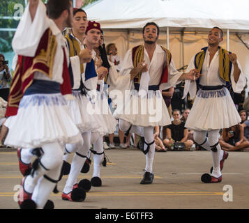 Ohio, USA. Il 30 agosto, 2014. Tradizionale greco ballerini eseguono durante il 2014 Columbus Festival greco. Credito: Brent Clark/Alamy Live News Foto Stock