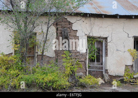 Paesaggio e gli edifici nel Parco nazionale di Big Bend area del West Texas, Stati Uniti d'America. Foto Stock