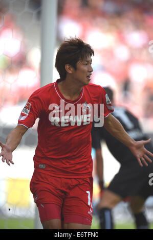 Stuttgart, Germania. Il 30 agosto, 2014. Yuya Osako (Koln) Calcio/Calcetto : Yuya Osako di Koln celebra il suo lato del primo obiettivo durante la Bundesliga match tra VfB Stuttgart 0-2 1. FC Koln a Mercedes-Benz Arena a Stoccarda in Germania . Credito: ESTREMO ORIENTE PREMERE/AFLO/Alamy Live News Foto Stock