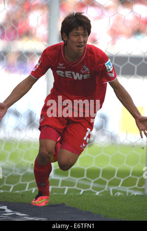 Stuttgart, Germania. Il 30 agosto, 2014. Yuya Osako (Koln) Calcio/Calcetto : Yuya Osako di Koln celebra il suo lato del primo obiettivo durante la Bundesliga match tra VfB Stuttgart 0-2 1. FC Koln a Mercedes-Benz Arena a Stoccarda in Germania . Credito: ESTREMO ORIENTE PREMERE/AFLO/Alamy Live News Foto Stock