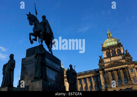 Statua di San Venceslao, dietro il Museo Nazionale di Praga Repubblica Ceca Foto Stock