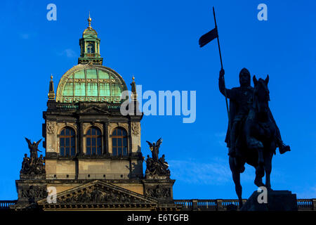 Statua di San Venceslao, dietro il Museo Nazionale di Praga Repubblica Ceca Foto Stock