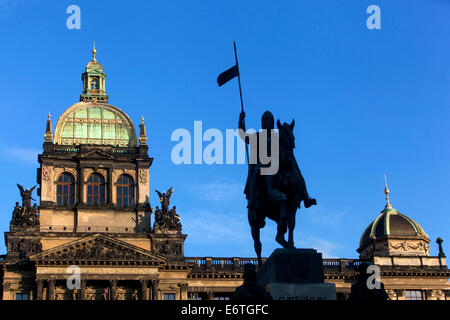 Statua di San Venceslao, dietro il Museo Nazionale di Praga Repubblica Ceca Foto Stock