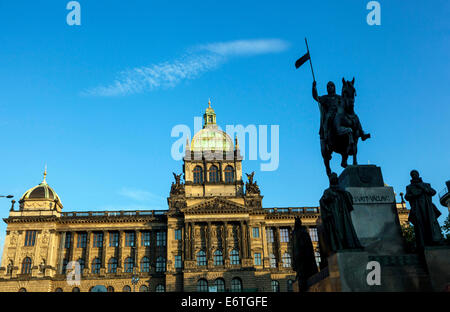 Statua di San Venceslao, dietro il Museo Nazionale di Praga Repubblica Ceca Foto Stock