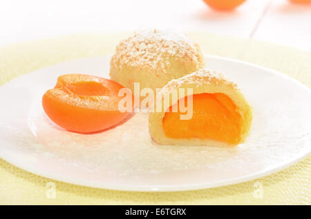 Gnocchi di patate con albicocche sulla piastra bianca Foto Stock