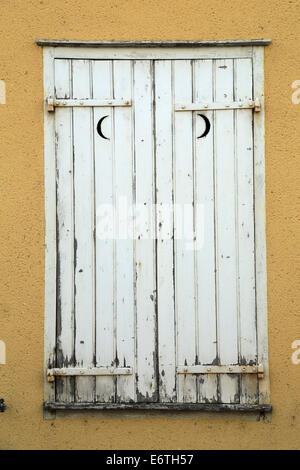 White finestre con persiane in Rue du Docteur Proust, Illiers Combray, centro, Eure et Loir, Francia Foto Stock