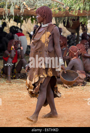 Tribù Bashada donna durante un toro Jumping cerimonia, Dimeka, Valle dell'Omo, Etiopia Foto Stock