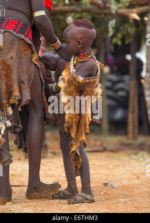 Tribù Bashada bambino durante un toro Jumping cerimonia, Dimeka, Valle dell'Omo, Etiopia Foto Stock