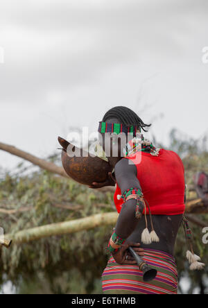 Tribù Bashada donna Drinkinf alcool durante un toro Jumping cerimonia, Dimeka, Valle dell'Omo, Etiopia Foto Stock