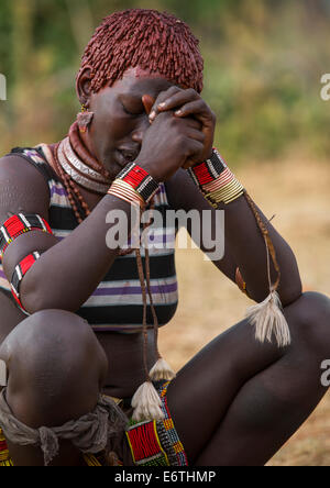 Tribù Bashada durante un toro Jumping cerimonia, Dimeka, Valle dell'Omo, Etiopia Foto Stock