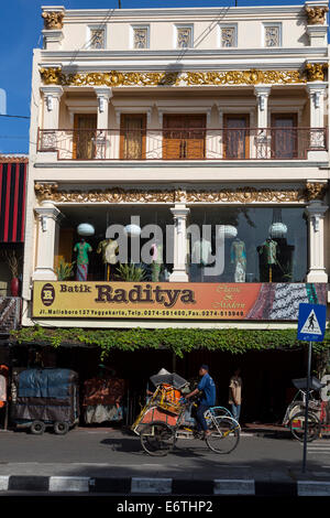 Yogyakarta, Java, Indonesia. Costruzione di decorazione su negozio di abbigliamento per donna, Malioboro Street. Foto Stock