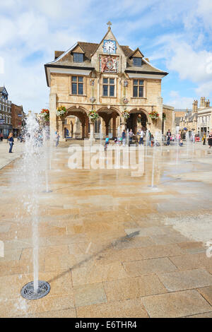 Piazza del Duomo con la Guildhall o burro Cross in background Peterborough Cambridgeshire Regno Unito Foto Stock