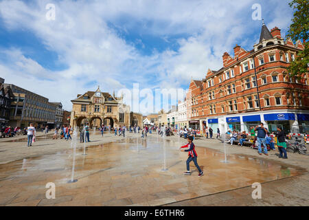 Piazza del Duomo con la Guildhall o burro Cross in background Peterborough Cambridgeshire Regno Unito Foto Stock