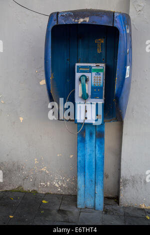 Yogyakarta, Java, Indonesia. Posto di telefono pubblico a monete in uso nel 2014. Foto Stock
