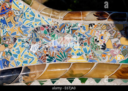 Trencadis mosaico astratto dalla piastrella rotta cocci, parte del banco a serpentina a gaudi Parco Guell di Barcellona, in Catalogna, Spagna Foto Stock