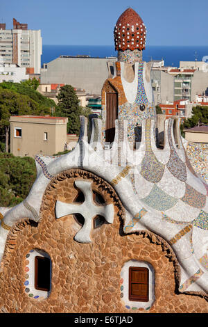 Casa del Guarda i dettagli architettonici di Antoni Gaudi nel Parco Guell, Barcellona, in Catalogna, Spagna. Foto Stock