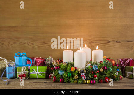 I regali di Natale e la corona di Avvento in legno colorato per la decorazione. Foto Stock