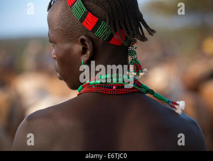 Tribù Bashada Warrior durante un toro Jumping cerimonia, Dimeka, Valle dell'Omo, Etiopia Foto Stock