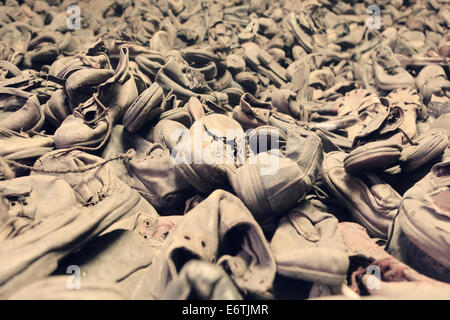 Calzature appartenenti a ebrei vittime della Shoah al memoriale di Auschwitz-Birkenau, Polonia Foto Stock