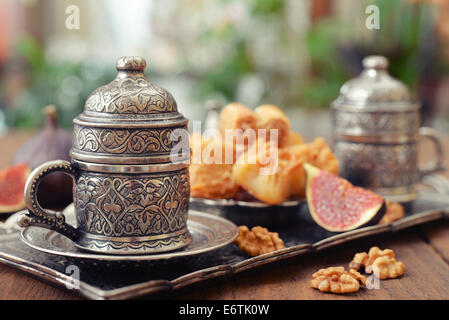 Tazza di caffè con il baklava su metallo vassoio orientali Foto Stock