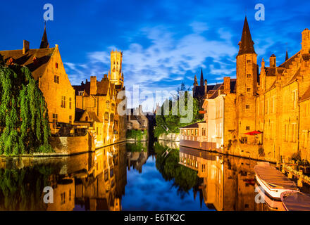 Bruges, Belgio. Immagine con Rozenhoedkaai in Brugge, Dijver fiume canal crepuscolo e la torre campanaria (Belfort) torre. Foto Stock