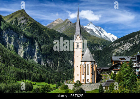 Paesaggio rurale di Heiligenblut, Tirolo del Nord, la montagna più alta dell'Austria in background, Grossglockner (3797 m. di elevazione) Foto Stock