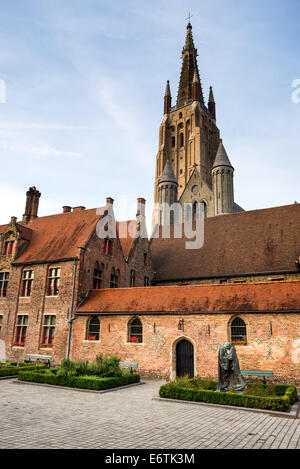 Bruges, Belgio. La chiesa di Nostra Signora (Vrouwekerk) e Old San Giovanni Ospedale, Fiandre Occidentali Foto Stock