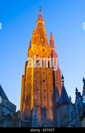 Bruges, Belgio. Lo stile gotico campanile della chiesa di Nostra Signora, Vrouwekerk, più alti in città con 122 m. Fiandra occidentale Foto Stock