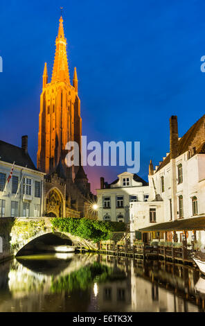 Bruges, Belgio. La chiesa di Nostra Signora, Vrouwekerk, costruiti dopo il 1220, più alti in città con 122 m. Fiandra occidentale Foto Stock