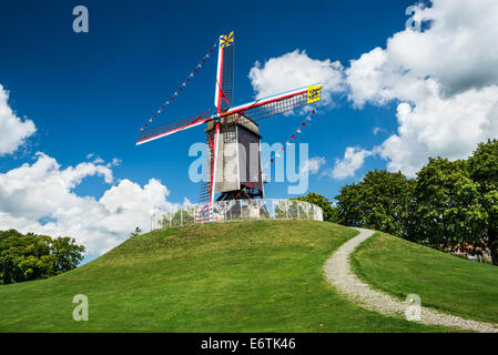 Bruges, Belgio. Il mulino a vento di Sint-Janshuismolen (St. Janhuis Mill) risalente al 1770, ancora al suo posto originale, Fiandre Occidentali. Foto Stock