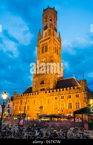 Il Belgio. Markt è dominato dalla Torre Campanaria o Belfort campanile ottagonale con 83 m costruito nel XIII secolo. Bruges, Fiandre Occidentali. Foto Stock