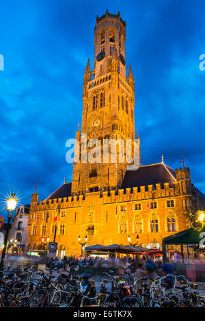 Il Belgio. Markt è dominato dalla Torre Campanaria o Belfort campanile ottagonale con 83 m costruito nel XIII secolo. Bruges, Fiandre Occidentali. Foto Stock