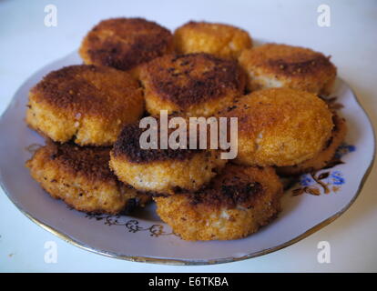 Fritti in briciole di pane polpette di carne sul piatto Foto Stock