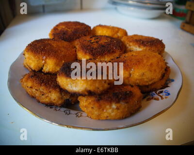 Fritti in briciole di pane polpette di carne sul piatto Foto Stock