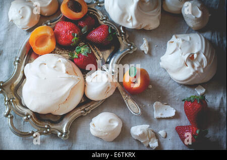 Meringa con albicocche e fragole. Foto Stock