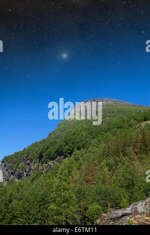 Notte in montagna. Gli elementi di questa immagine fornita dalla NASA Foto Stock