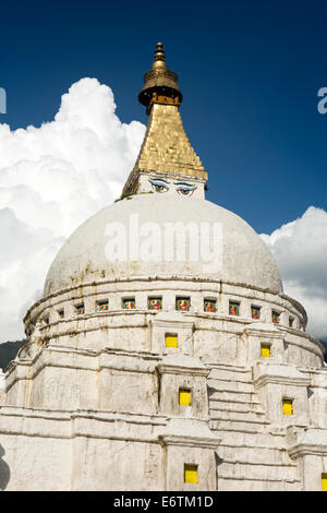 Il Bhutan orientale, Trashi Yangtse, Chorten Kora, modellato su Bodhnath stupa in Nepal Foto Stock