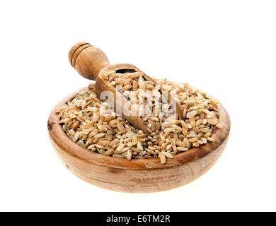 Il riso in una ciotola di legno e scoop su uno sfondo bianco. Foto Stock