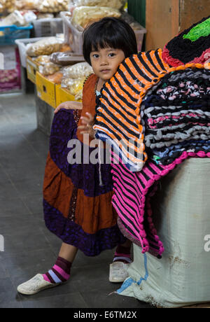 Yogyakarta, Java, Indonesia. Bambina Beringharjo mercato. Foto Stock