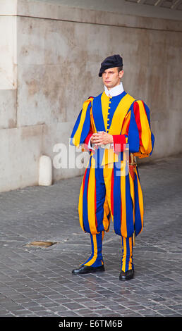 Città del Vaticano - Vaticano - 1 agosto: famosa Guardia Svizzera basilica surveil entrata su Agosto 1, 2014 in Vaticano. La protezione papale wit Foto Stock