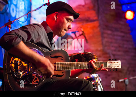 Frank Folgmann di Rad Gumbo, esecuzione di Boogie con il programma di gancio al Festival Lent, Maribor, Slovenia, 5 Luglio 2014 Foto Stock