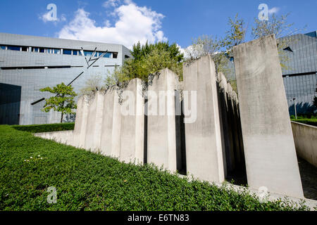 Esterno del Museo Ebraico di kreuzberg Berlino Germania; l'architetto Daniel Libeskind Foto Stock