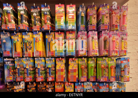 Interno della IT'SZUCCHERO store su Broadway in Greenwich Village. Un display di Pez Candy articoli per la vendita. Foto Stock
