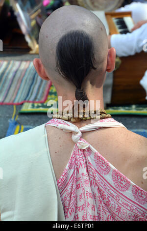 La parte posteriore della testa di un Hare Krishna devoto in Union Square Park a New York City Foto Stock