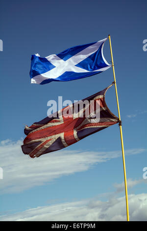 La croce di Sant' Andrea o si intraversa bandiera volare al di sopra di una Union Jack. Foto Stock