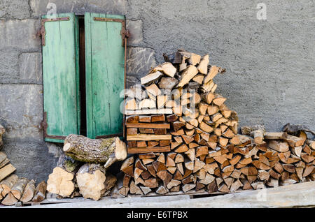 Catasta di legna da ardere al di fuori di una casa Foto Stock