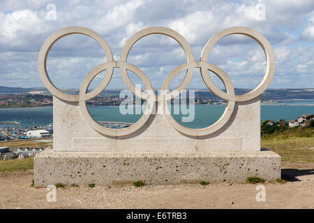 Olympic anelli in pietra sulle altezze di Portland. Scolpite per celebrare la vela olimpica eventi a Weymouth e Portland Foto Stock