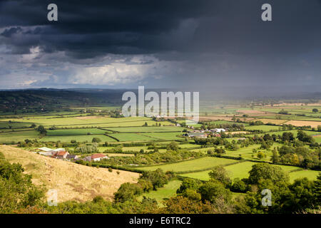 Vista del Somerset livelli da Glastonbury Tor con un moody sky Foto Stock