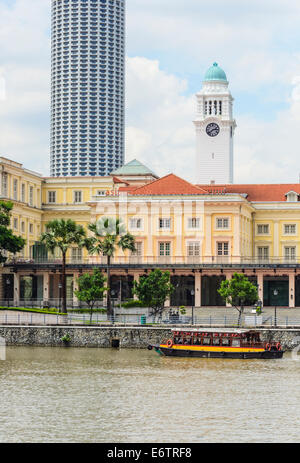 Un sulla bumboat tradizionale di fronte alla Asian Civilisations Museum nell'Imperatrice Luogo di costruzione, Singapore Foto Stock